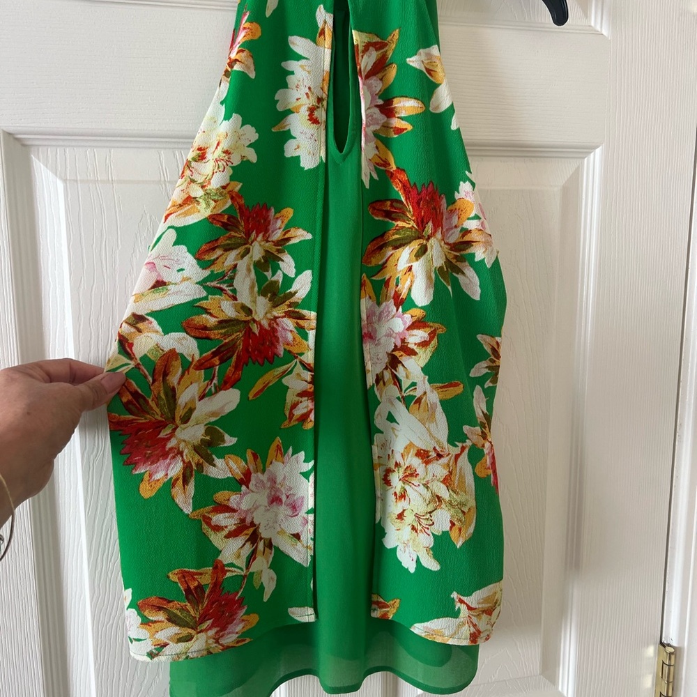 Stunning Kelly Green, Orange and White Floral Resort Blouse. Like New. - Picture 2 of 4